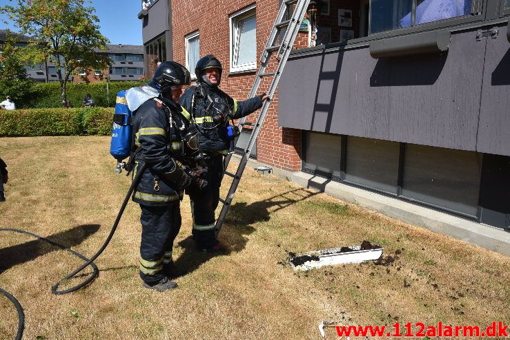 Brand i Etageejendom. Hældagervej i Vejle Øst. 13/07-2018. Kl. 15:16.