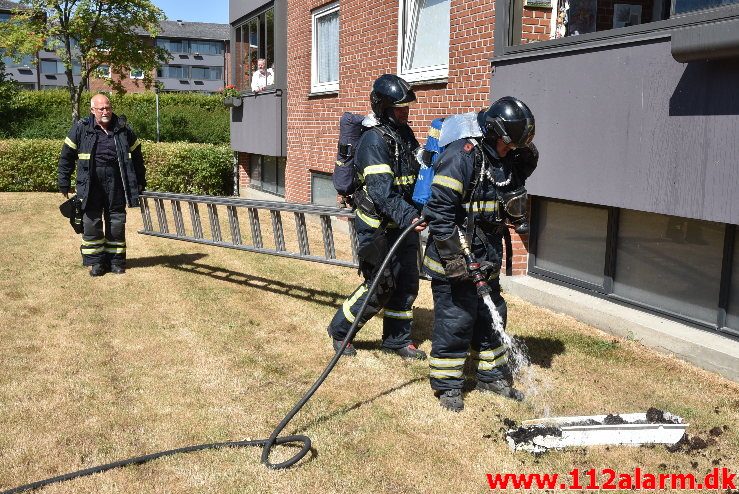 Brand i Etageejendom. Hældagervej i Vejle Øst. 13/07-2018. Kl. 15:16.