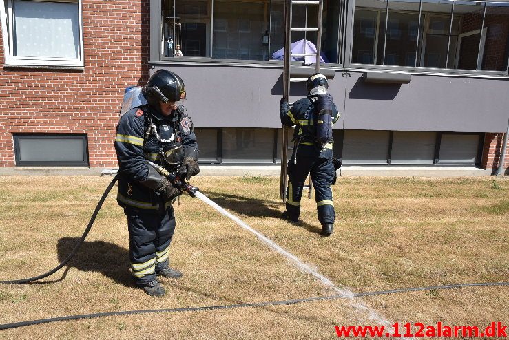 Brand i Etageejendom. Hældagervej i Vejle Øst. 13/07-2018. Kl. 15:16.