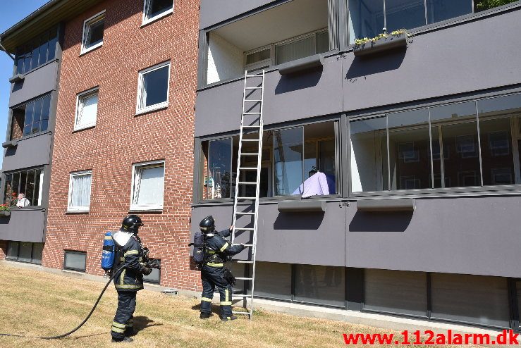 Brand i Etageejendom. Hældagervej i Vejle Øst. 13/07-2018. Kl. 15:16.