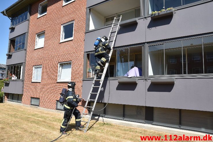 Brand i Etageejendom. Hældagervej i Vejle Øst. 13/07-2018. Kl. 15:16.