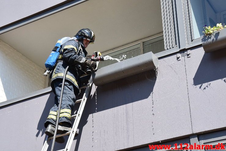 Brand i Etageejendom. Hældagervej i Vejle Øst. 13/07-2018. Kl. 15:16.