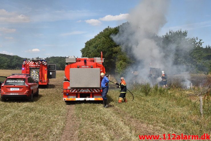 Ild i landbrugsredskab. Rostrupvej ved Gadbjerg. 16/07-2018. Kl. 13:01.