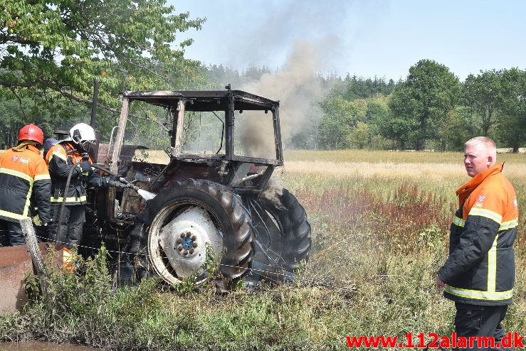 Ild i landbrugsredskab. Rostrupvej ved Gadbjerg. 16/07-2018. Kl. 13:01.