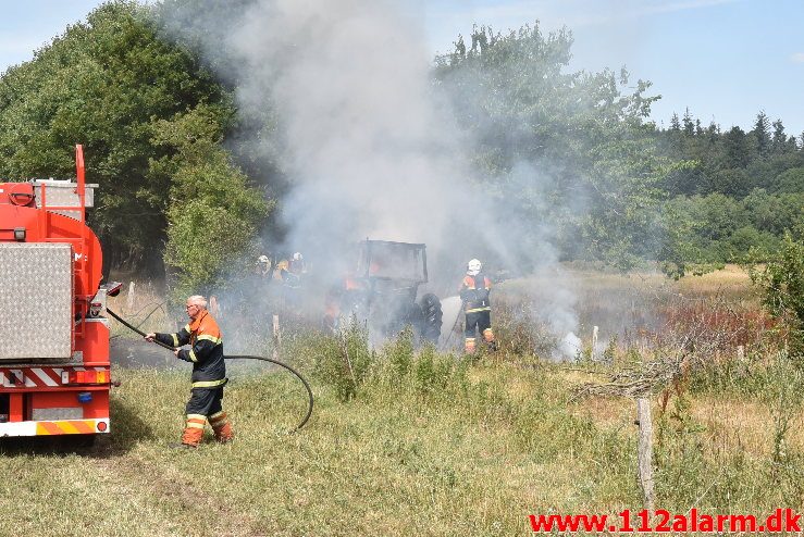 Ild i landbrugsredskab. Rostrupvej ved Gadbjerg. 16/07-2018. Kl. 13:01.