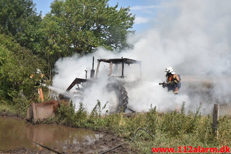 Ild i landbrugsredskab. Rostrupvej ved Gadbjerg. 16/07-2018. Kl. 13:01.