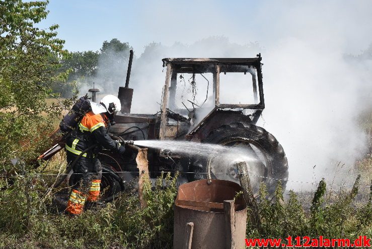 Ild i landbrugsredskab. Rostrupvej ved Gadbjerg. 16/07-2018. Kl. 13:01.