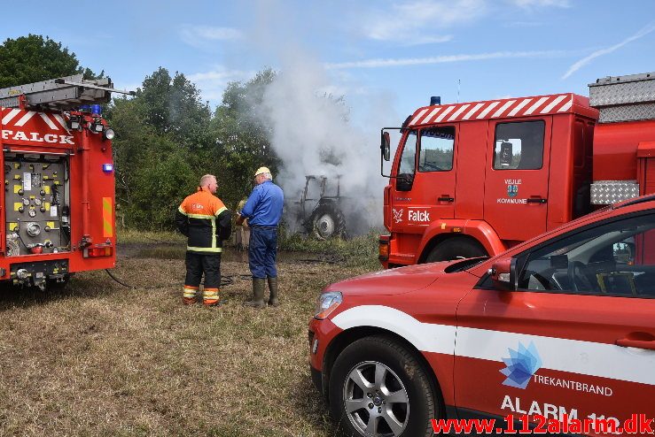 Ild i landbrugsredskab. Rostrupvej ved Gadbjerg. 16/07-2018. Kl. 13:01.