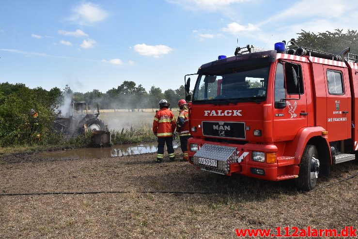 Ild i landbrugsredskab. Rostrupvej ved Gadbjerg. 16/07-2018. Kl. 13:01.