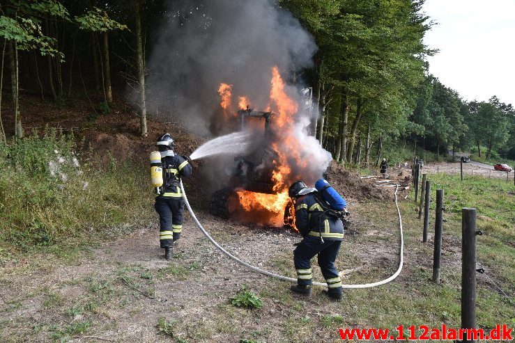 Ild i landbrugsredskab. Hopballevej ved Hopballe Mølle. 30/07-2018. KL. 18:58.