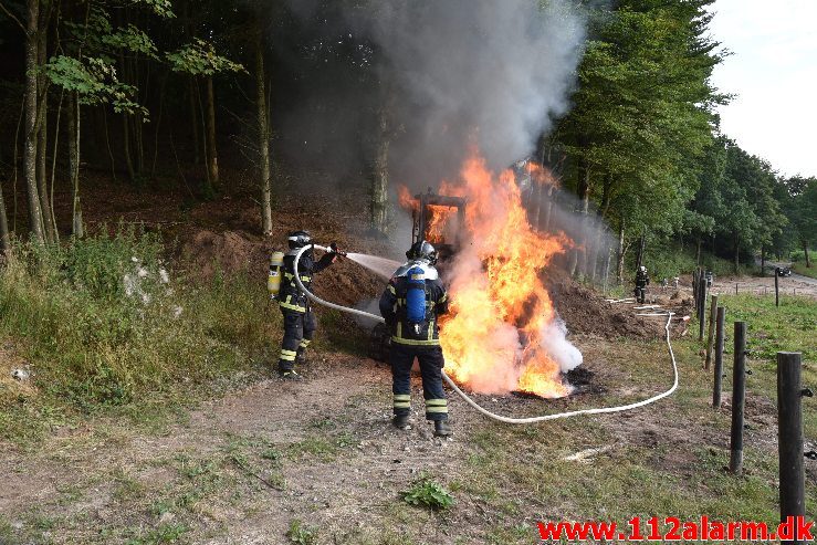 Ild i landbrugsredskab. Hopballevej ved Hopballe Mølle. 30/07-2018. KL. 18:58.