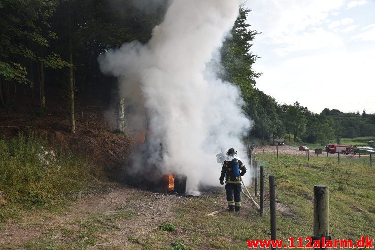 Ild i landbrugsredskab. Hopballevej ved Hopballe Mølle. 30/07-2018. KL. 18:58.