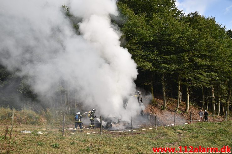 Ild i landbrugsredskab. Hopballevej ved Hopballe Mølle. 30/07-2018. KL. 18:58.