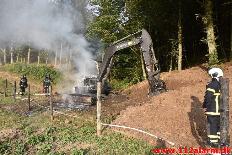 Ild i landbrugsredskab. Hopballevej ved Hopballe Mølle. 30/07-2018. KL. 18:58.