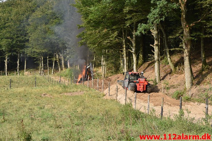 Ild i landbrugsredskab. Hopballevej ved Hopballe Mølle. 30/07-2018. KL. 18:58.