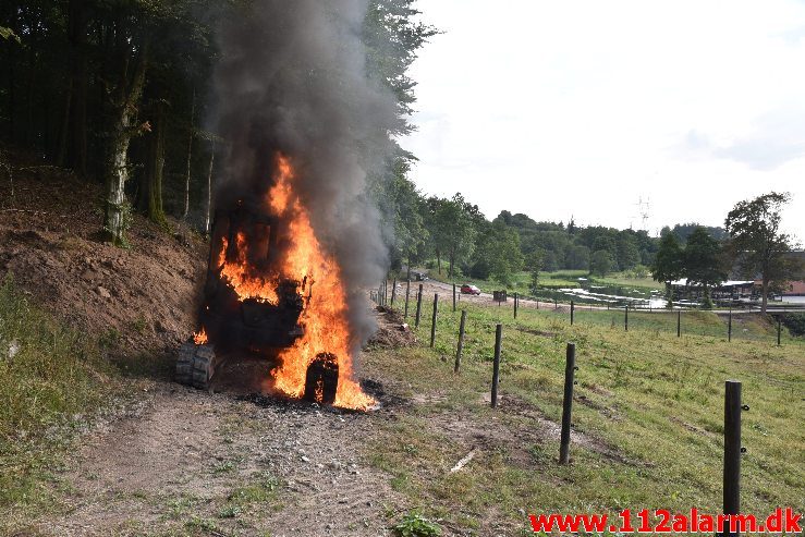 Ild i landbrugsredskab. Hopballevej ved Hopballe Mølle. 30/07-2018. KL. 18:58.