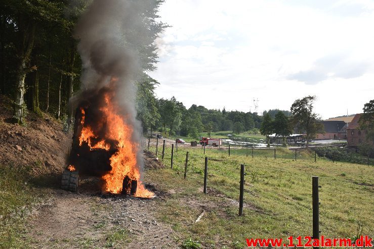 Ild i landbrugsredskab. Hopballevej ved Hopballe Mølle. 30/07-2018. KL. 18:58.