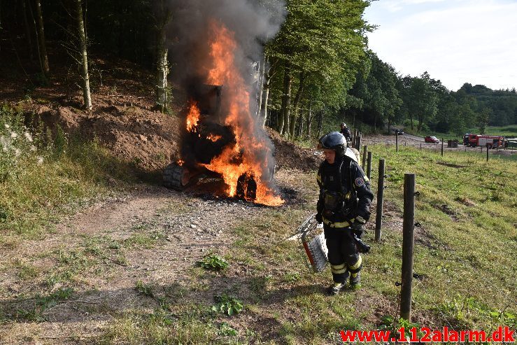 Ild i landbrugsredskab. Hopballevej ved Hopballe Mølle. 30/07-2018. KL. 18:58.