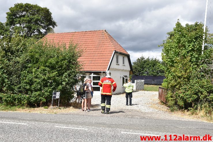 Brand i ubeboet hus. Vejlevej 79 i Jelling. 05/08-2018. Kl. 13:25.