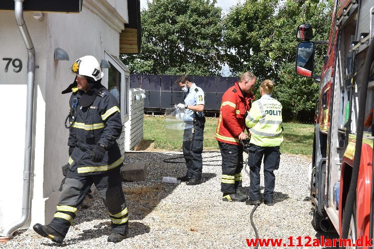 Brand i ubeboet hus. Vejlevej 79 i Jelling. 05/08-2018. Kl. 13:25.