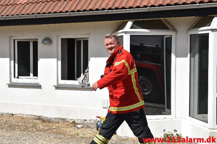 Brand i ubeboet hus. Vejlevej 79 i Jelling. 05/08-2018. Kl. 13:25.