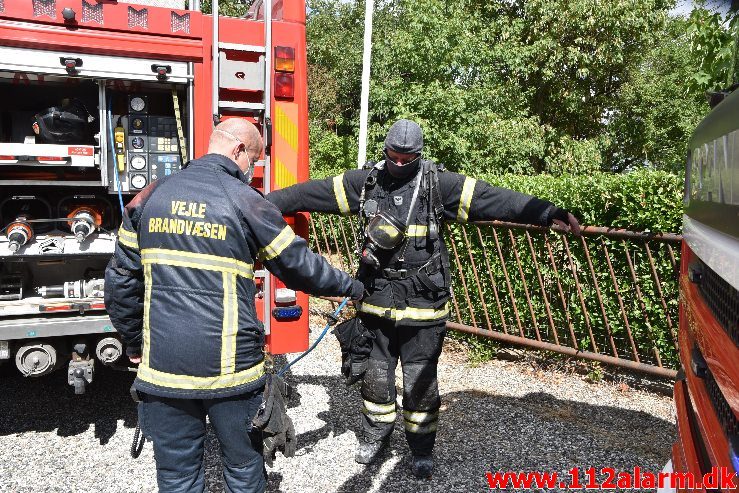 Brand i ubeboet hus. Vejlevej 79 i Jelling. 05/08-2018. Kl. 13:25.