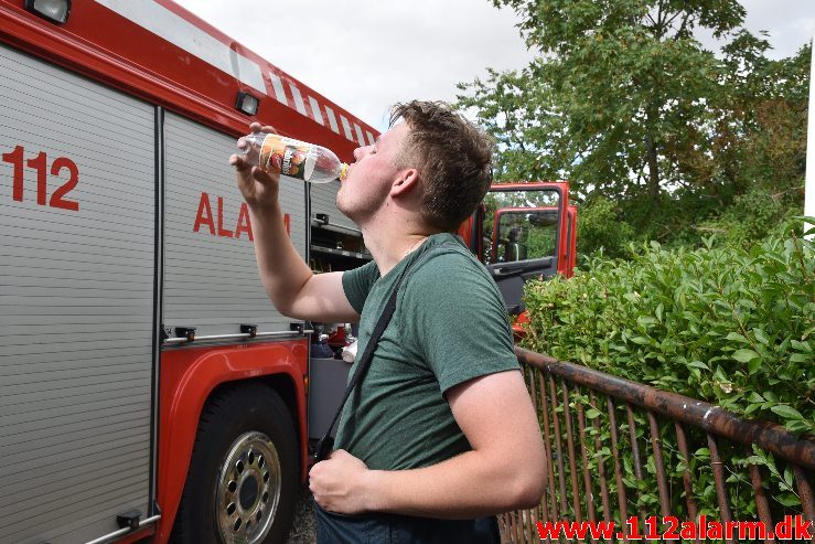 Brand i ubeboet hus. Vejlevej 79 i Jelling. 05/08-2018. Kl. 13:25.