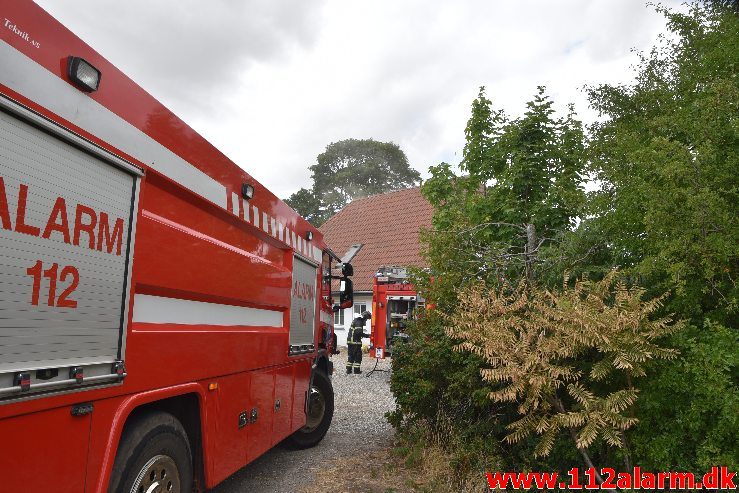 Brand i ubeboet hus. Vejlevej 79 i Jelling. 05/08-2018. Kl. 13:25.