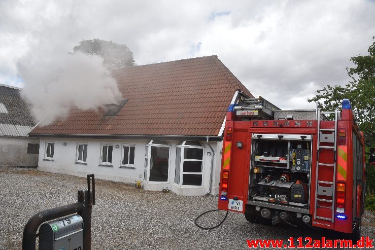 Brand i ubeboet hus. Vejlevej 79 i Jelling. 05/08-2018. Kl. 13:25.