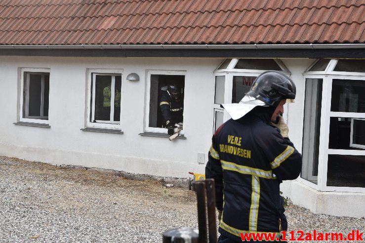 Brand i ubeboet hus. Vejlevej 79 i Jelling. 05/08-2018. Kl. 13:25.