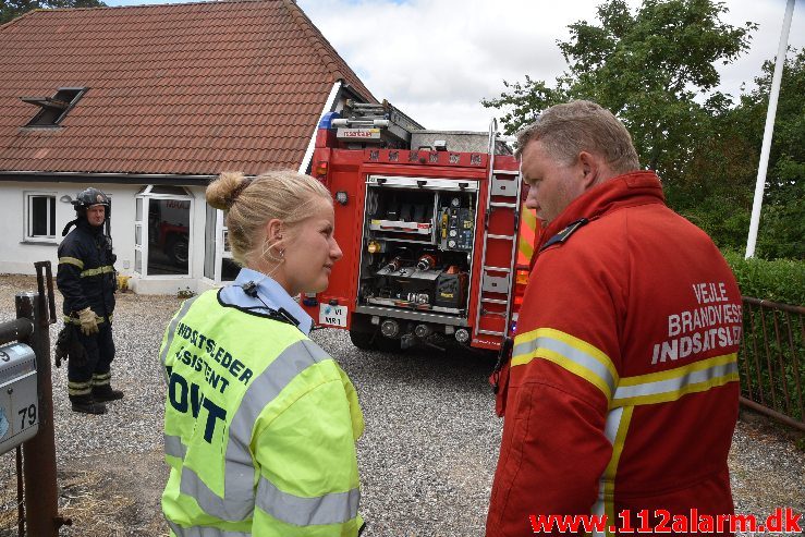 Brand i ubeboet hus. Vejlevej 79 i Jelling. 05/08-2018. Kl. 13:25.