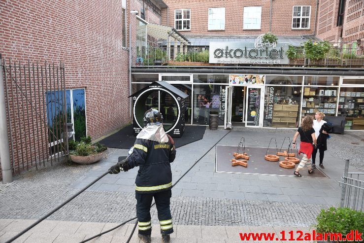 Brand i Økolariet. Dæmningen 11 i Vejle. 17/08-2018. Kl. 18:47.