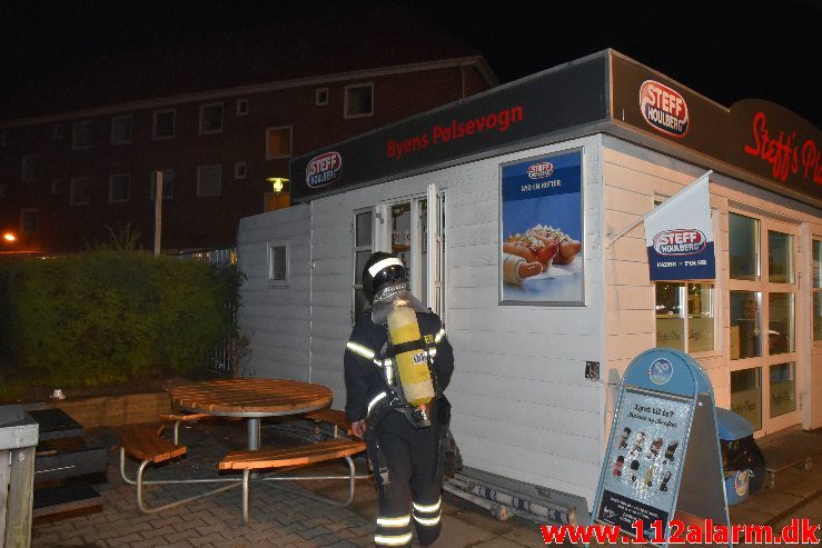 Brand i Pølsevognen. Egevang i Vejle. 19/08-2018. Kl. 02:56.