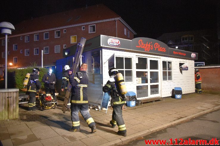 Brand i Pølsevognen. Egevang i Vejle. 19/08-2018. Kl. 02:56.