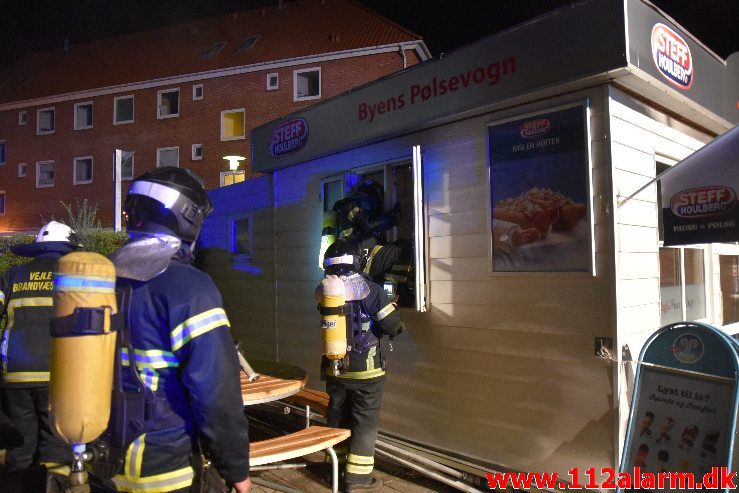 Brand i Pølsevognen. Egevang i Vejle. 19/08-2018. Kl. 02:56.