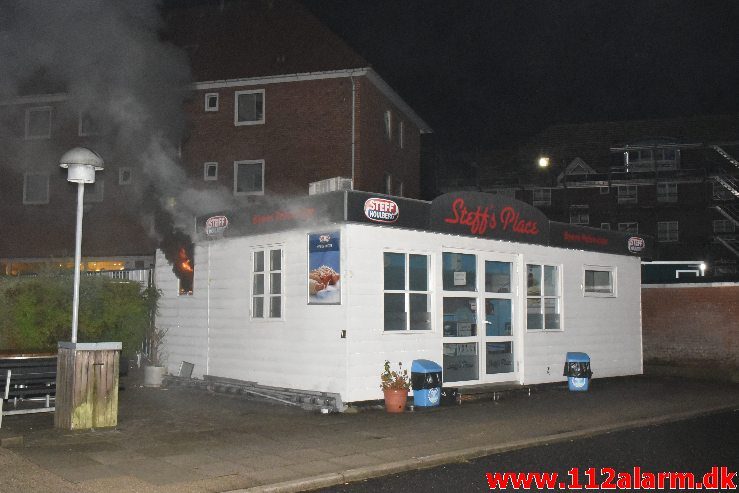 Brand i Grillbar. Koldingvej i Vejle. 24/08-2018. Kl. 03:20.