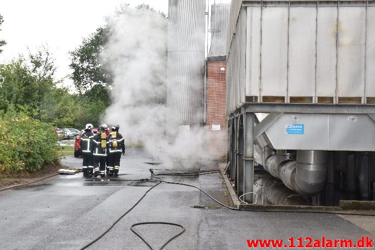 Brand i industri. Grønlandsvej i Vejle. 24/08-2018. Kl. 09:46.