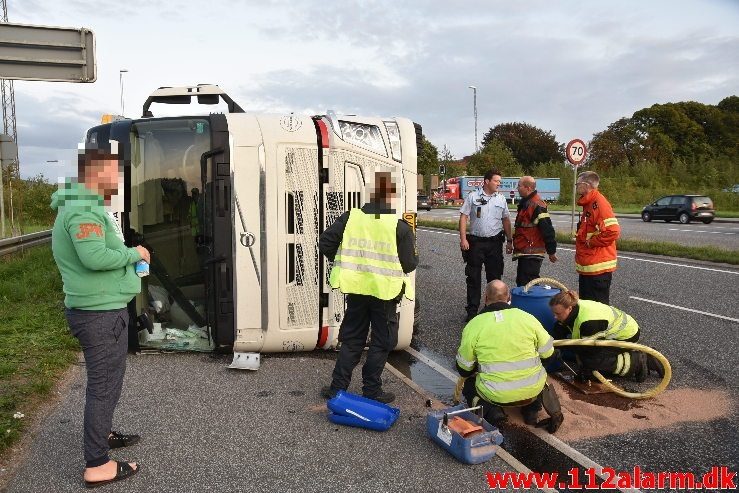 Væltet lastbil. Fredericiavej i Vejle. 30/08-2018. Kl. 19:13.