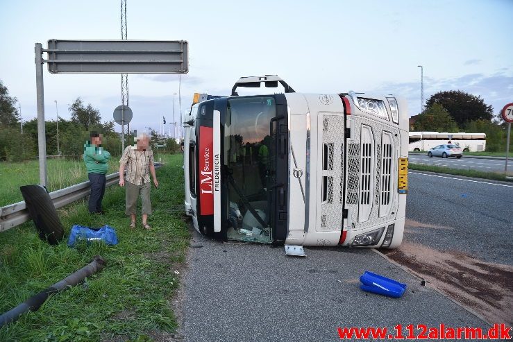 Væltet lastbil. Fredericiavej i Vejle. 30/08-2018. Kl. 19:13.