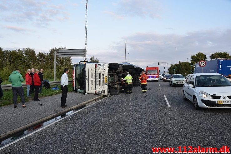 Væltet lastbil. Fredericiavej i Vejle. 30/08-2018. Kl. 19:13.