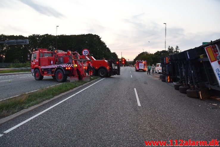 Væltet lastbil. Fredericiavej i Vejle. 30/08-2018. Kl. 19:13.