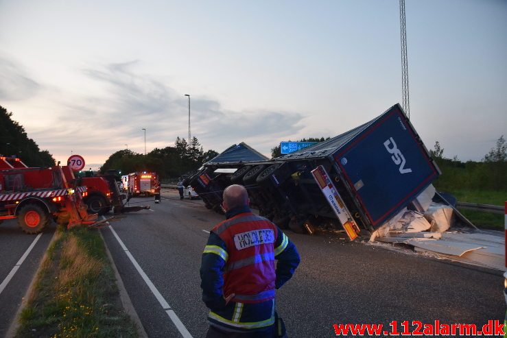 Væltet lastbil. Fredericiavej i Vejle. 30/08-2018. Kl. 19:13.