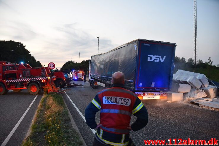 Væltet lastbil. Fredericiavej i Vejle. 30/08-2018. Kl. 19:13.