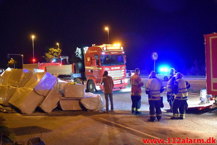 Væltet lastbil. Fredericiavej i Vejle. 30/08-2018. Kl. 19:13.