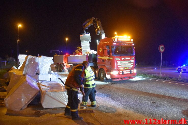 Væltet lastbil. Fredericiavej i Vejle. 30/08-2018. Kl. 19:13.