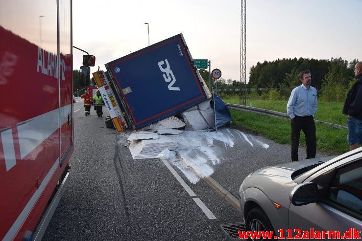 Væltet lastbil. Fredericiavej i Vejle. 30/08-2018. Kl. 19:13.