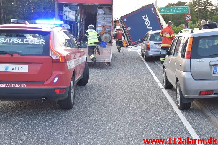 Væltet lastbil. Fredericiavej i Vejle. 30/08-2018. Kl. 19:13.