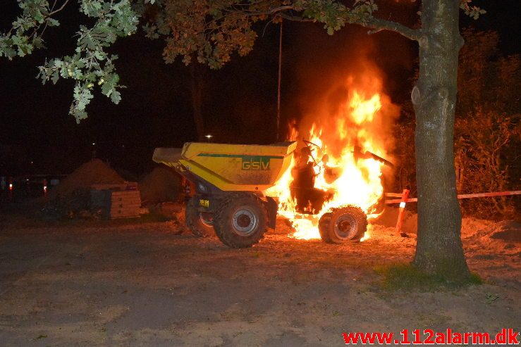 Brand i Entreprenørmaskine. Hvesager i Jelling. 04/09-2018. Kl. 23:52.