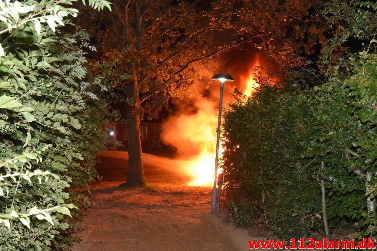 Brand i Entreprenørmaskine. Hvesager i Jelling. 04/09-2018. Kl. 23:52.