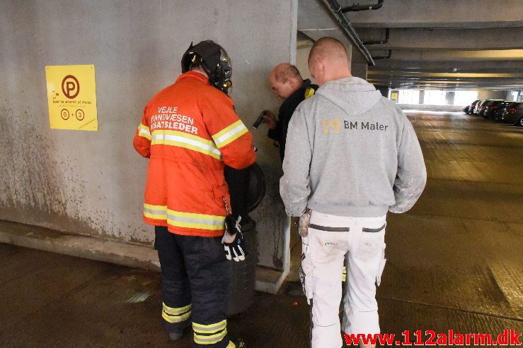 Brand i skraldespand. Ved anlægget i Vejle. 25/09-2018. KL. 14:54.